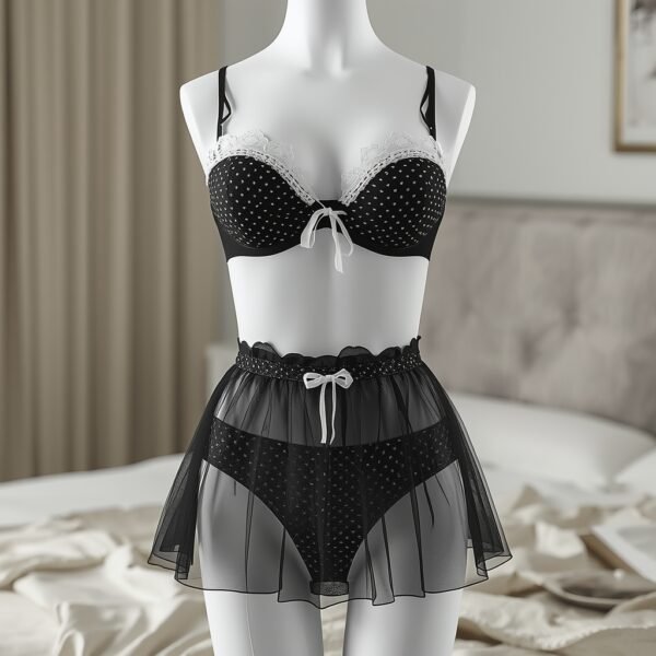 النوع: طقم لانجيري (Bra + Panty + Skirt Overlay) الستايل: أنثوي، جذاب، بطابع كلاسيكي منقط (Polka Dots) اللون: أسود مزين بنقط بيضاء تفاصيل إضافية: حمالة صدر ببطانة (كَب) وبدعم حديدي دانتيل أبيض من الأعلى + فيونكة صغيرة وسط الصدر تنورة قصيرة شفافة (تُل Overlay) فوق الشورت فيونكة صغيرة في خصر الشورت خصر عالي لإخفاء البطن
